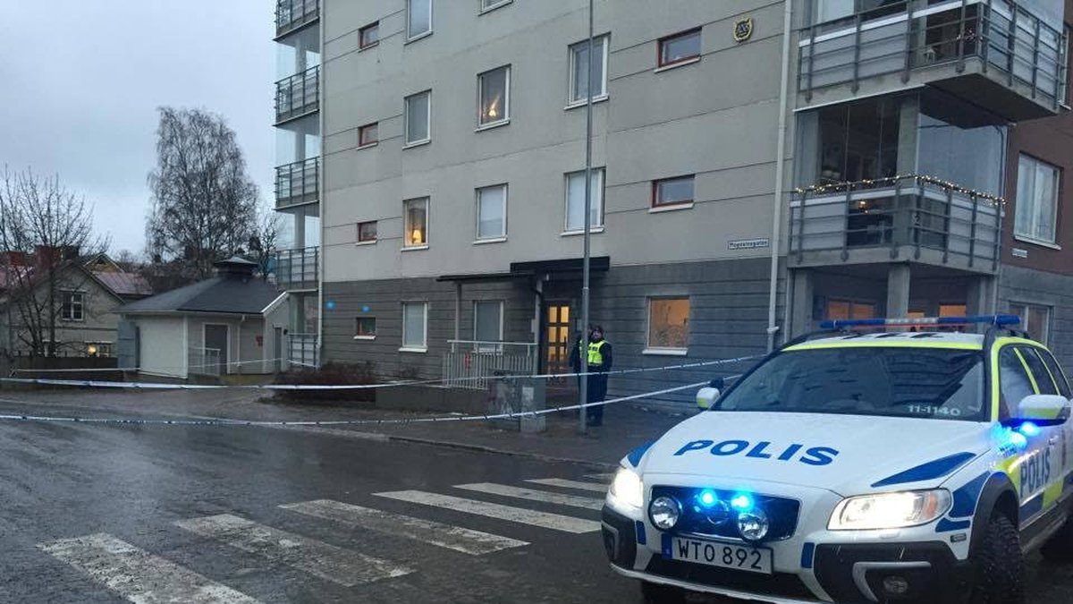En polisbil på plats i Luleå efter misstänkt bombhot. 